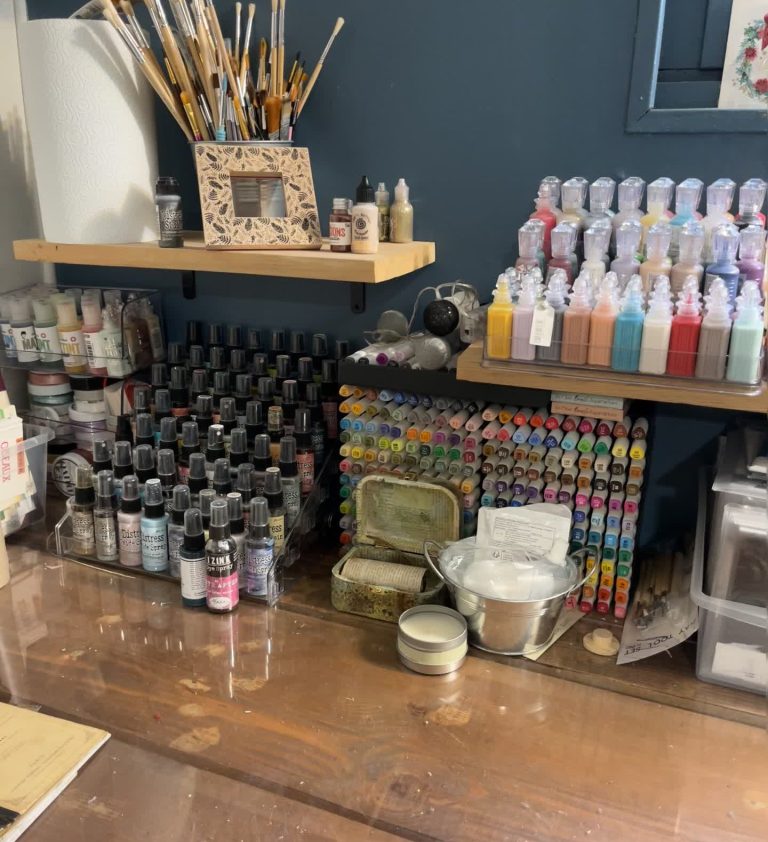 Atelier créatif Plan de travail d'atelier avec pinceaux, pigments et flacons d'encre rangés sur une étagère en bois