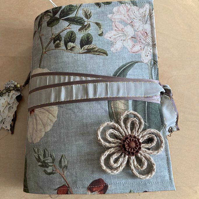 junk-journal-vintage-fait-main-French-Flair-couverture-textile-fleur-ficelle-ruban-fermeture-carnet-créatif-album-collage-écriture-france